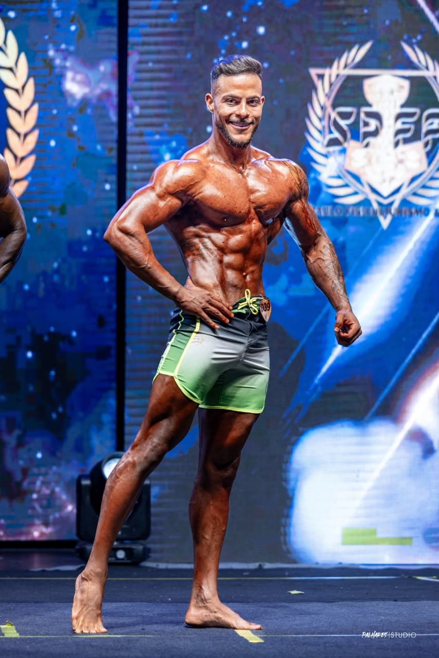 Jair no palco em competição de Men's Physique
